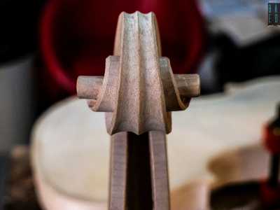 ...ottenendo il riccio che andr� ad abbellire il violino